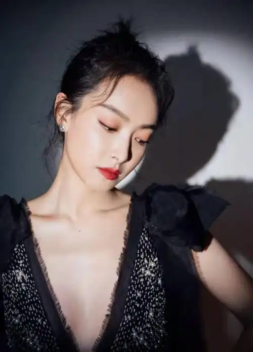 被宋茜"大尺度"惊艳了,穿黑色深v礼服领口开到腰,真不怕走光|深v|抹胸