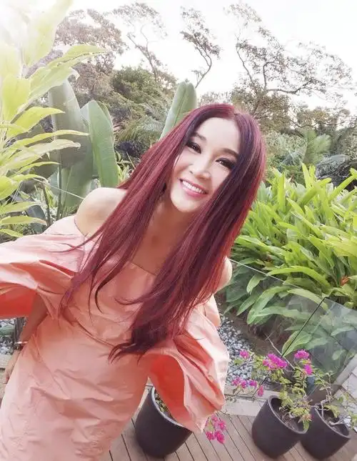 不老女神温碧霞53岁依旧有少女心!玫红色抹胸裙优雅减龄,美腻了