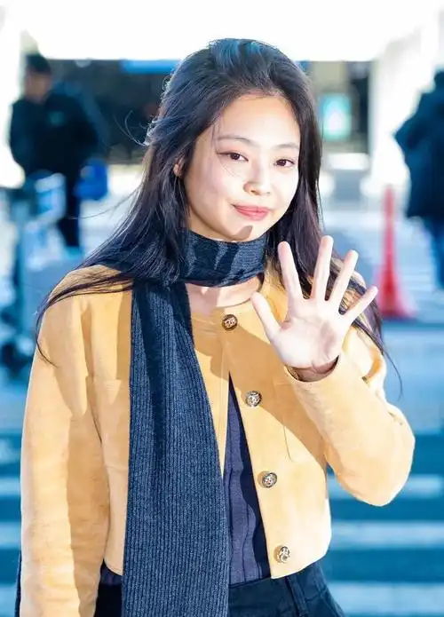 jennie今日机场街拍一身香奶奶前往巴黎参加时装周