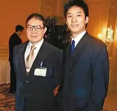 霍启山气质好,身高比霍启刚霍启仁高,合影昂首挺胸握拳很端庄_霍震霆