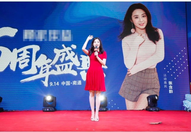 张含韵身高多少?张含韵近照在人群中一眼就能看到她