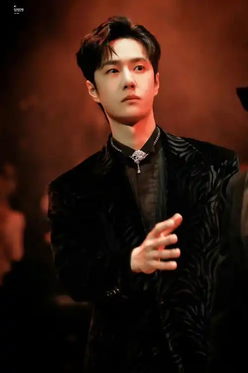 1米80个头的王一博有多帅?穿西装走红毯,贵公子气质扑面而来_腾讯新闻