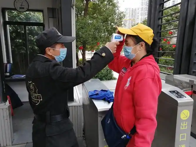 时代物业对进出小区人员进行体温监测
