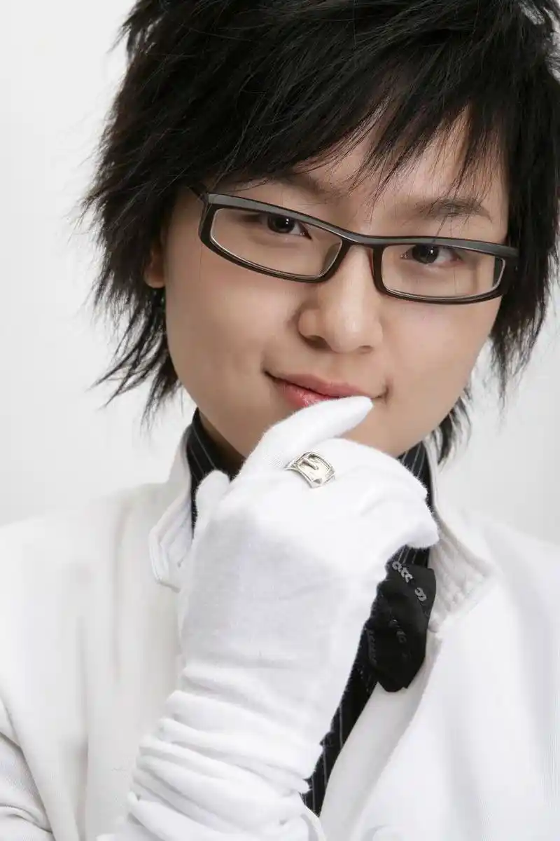 周笔畅,2005年获超级女声全国亚军出道.是个著名的歌手.