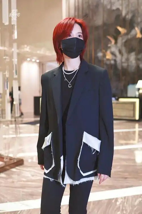 陆柯燃染红发了,红发造型的小陆好可啊,果然爱豆就是要染头!