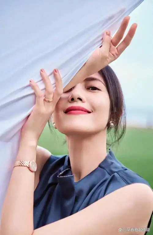 近日,女演员高圆圆一组在阿那亚的照片曝光,尽显她四十多岁的迷人风采