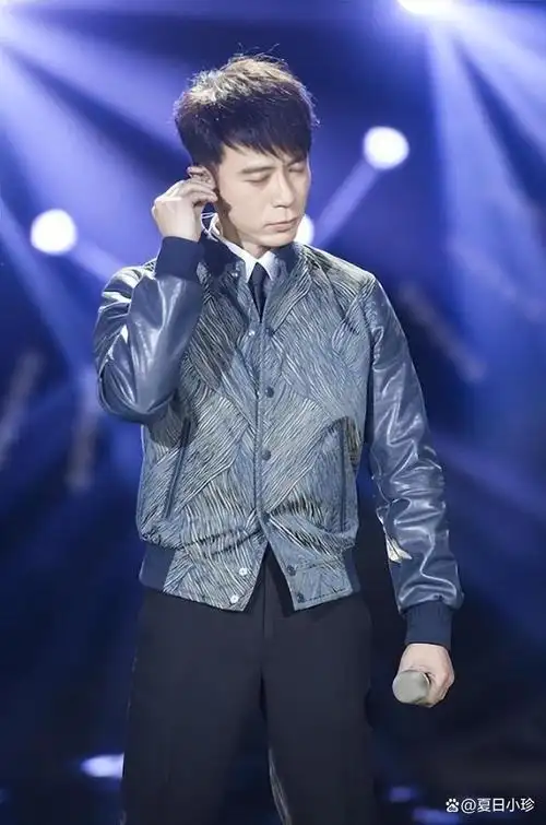 今天给大家带来的娱乐新闻,我们要聊聊中国香港的著名歌手李克勤.