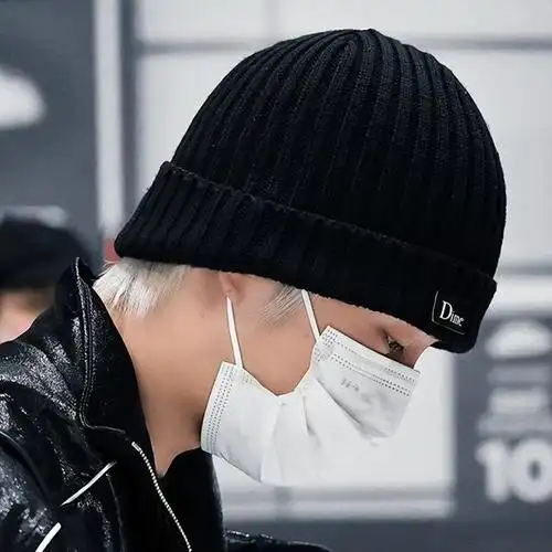 王一博抵达巴黎海外人气火爆银白色头发成功出圈