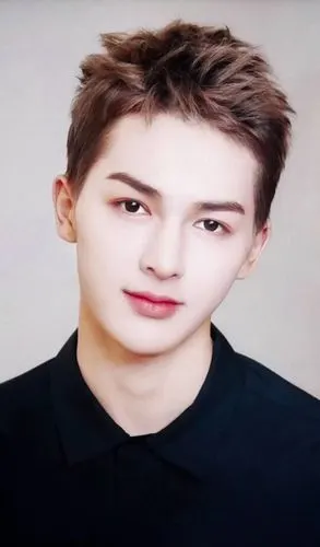 已经从鲻鱼头成功过渡到利落短发了么~ 易烊千玺,杨洋,朱正廷的狗啃