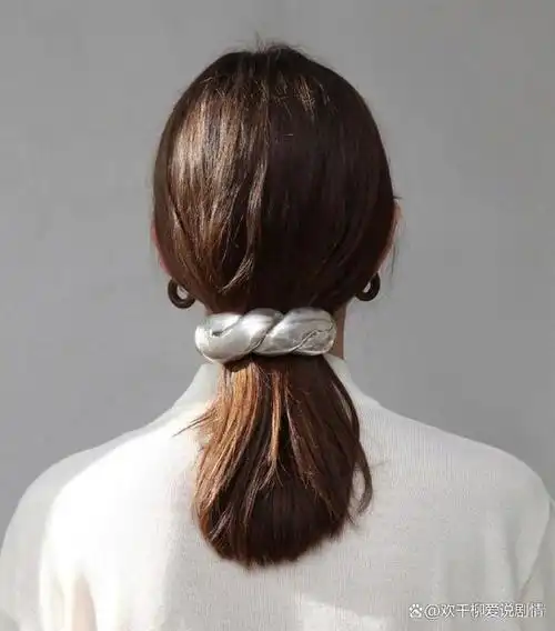 但现在,有一种时尚的发型方式正在流行,那就是用丝巾来扎头发.