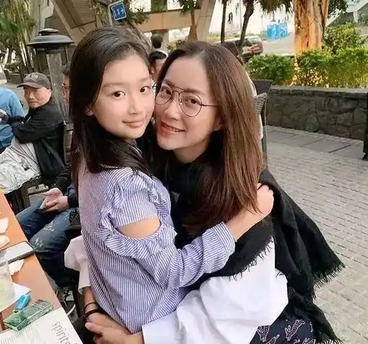 39岁霍汶希有喜了,谢霆锋对她说:不要怕,我会养你