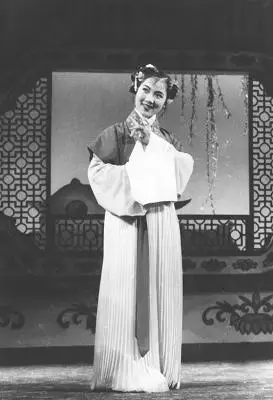 吕瑞英 悠然独行 笑靥灿烂(组图)