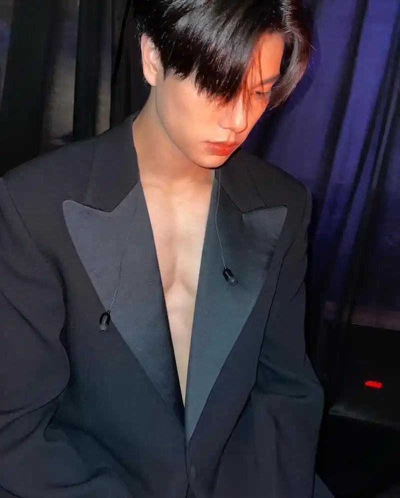 深v西服,看到腹肌啦!#明星娱乐资讯