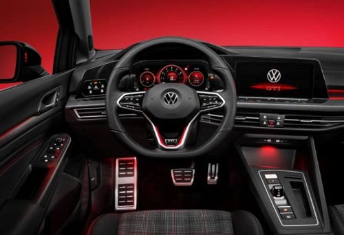 内饰方面,gti版保留了普通版的布局,仅在细节和用料方面有所不同.