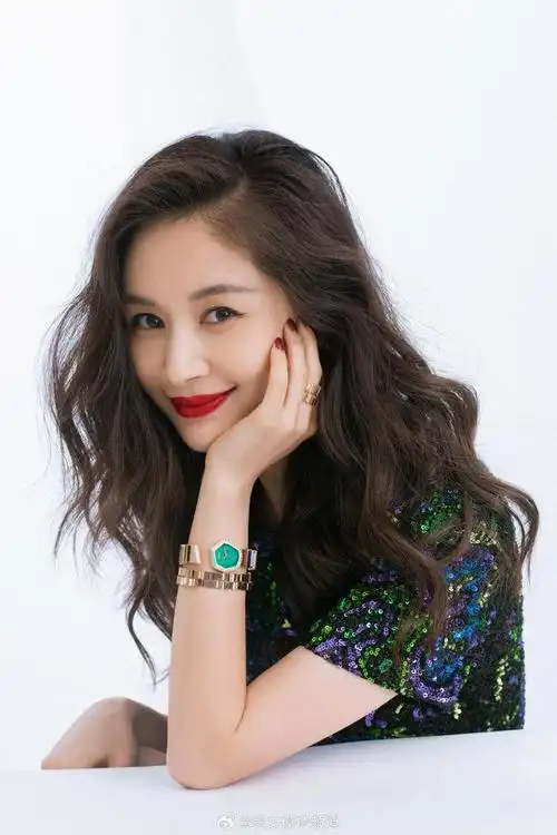 王子文卷发红唇热烈迷人