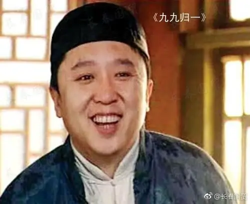 照片中,于谦表情生动,表演自然.