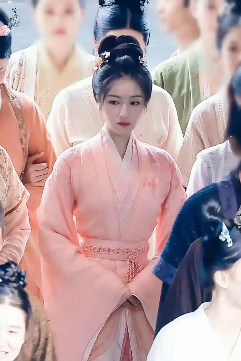 李兰迪《流水迢迢》古装造型路透图,瘦了好多啊,圆脸都变成了小v脸