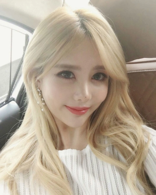 李居丽身材火辣疯狂抖奶爆恋情