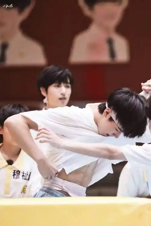 张真源腹肌##张真源 荷尔蒙引爆点