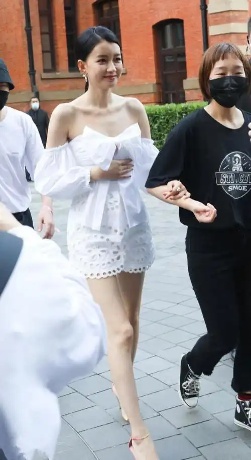 孙怡气质绝了!穿白色短裙搭配一字带凉鞋