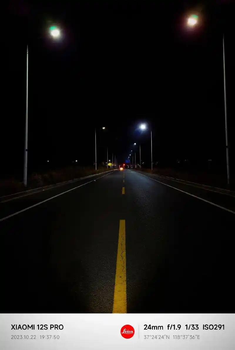 夜色.夜晚的街灯忽明忽暗,照着是谁的孤单(;′⌒`)#城市的 - 抖音