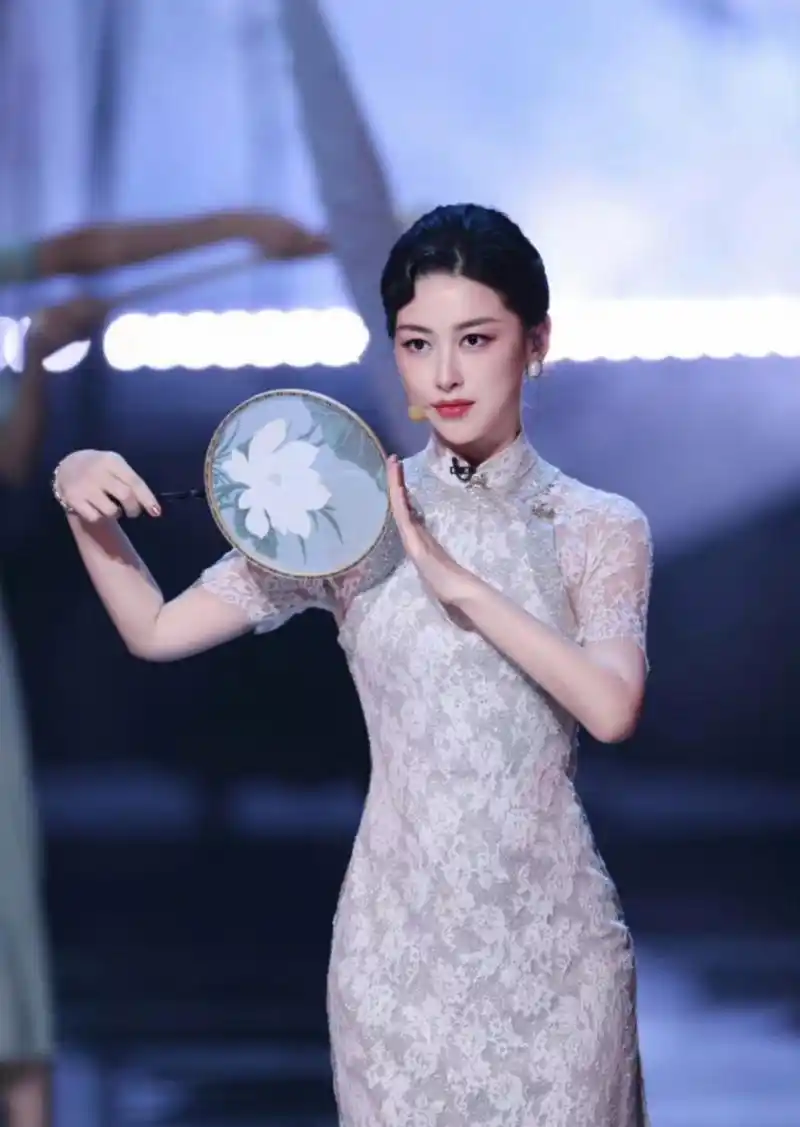 朱珠的旗袍造型,也太美了,优雅高贵,温婉端庄,女人味十足!