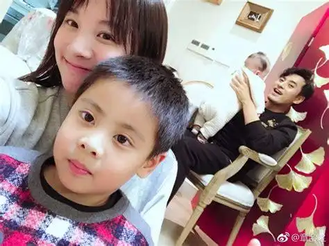 吉雪萍一家四口合照 一家五口全家福照片怎么摆姿势好看 -育儿知识