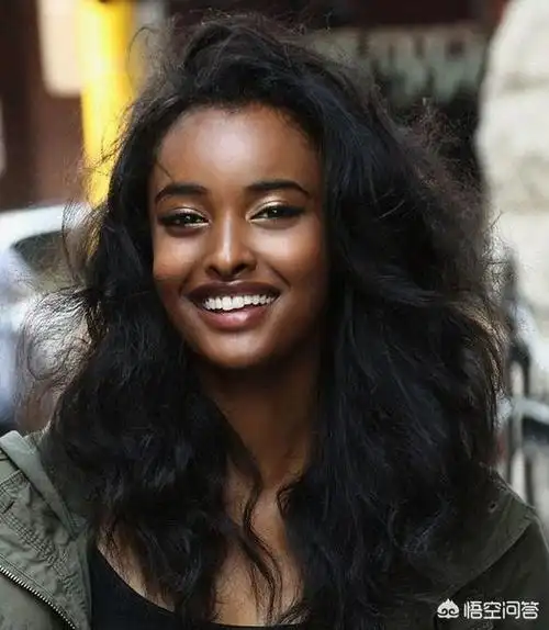 黑色吸热,那为什么非洲本来就热,非洲人进化成黑色皮肤呢?