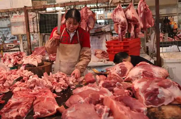 肉摊为啥老是用抹布擦猪肉?肉贩无意说漏嘴,原来背后真有猫腻_菜市场