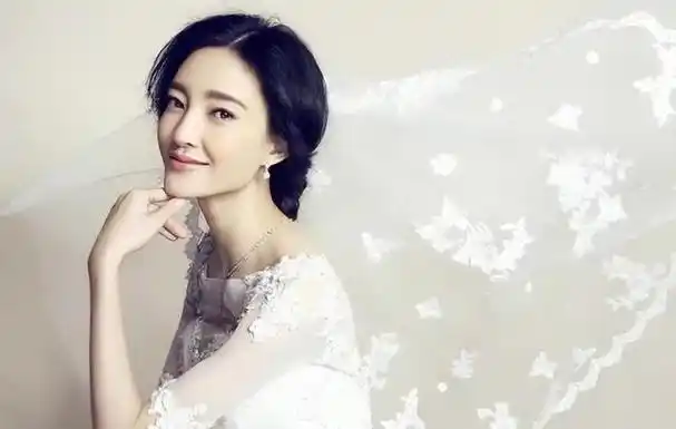 根据知情的网友透露,王丽坤与她的前男友已经恋爱了8年,正处于他们的