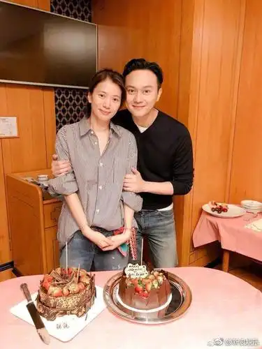 袁咏仪否认夫妻吵架:检讨走路速度 不离老公太远