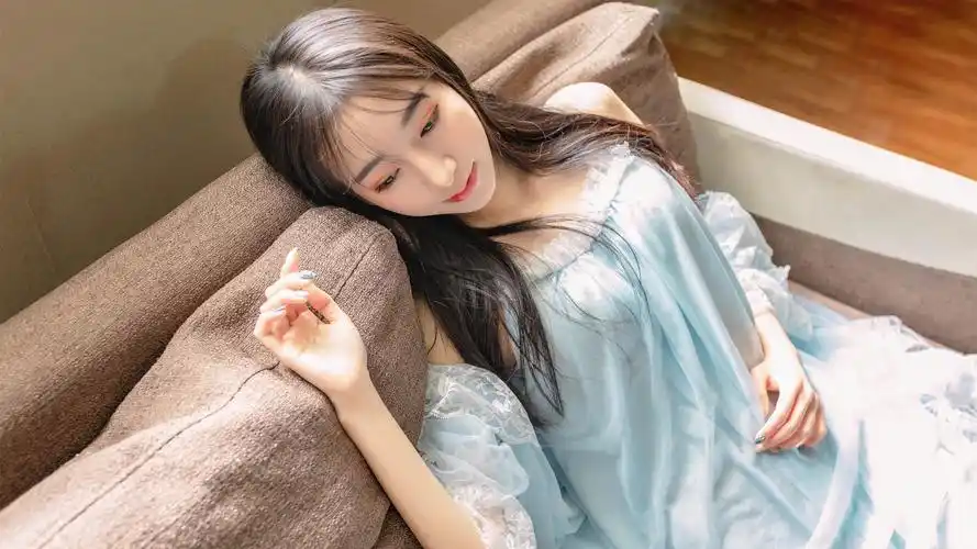 清纯美女长发睡裙壁纸_美女壁纸_墨鱼部落格