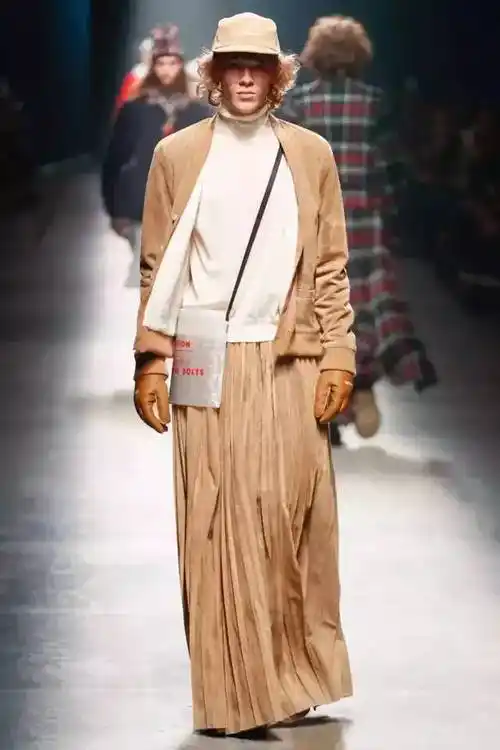 而对于古驰的男士连衣裙网友质疑得最多的一点还是这款裙子毫无特色的