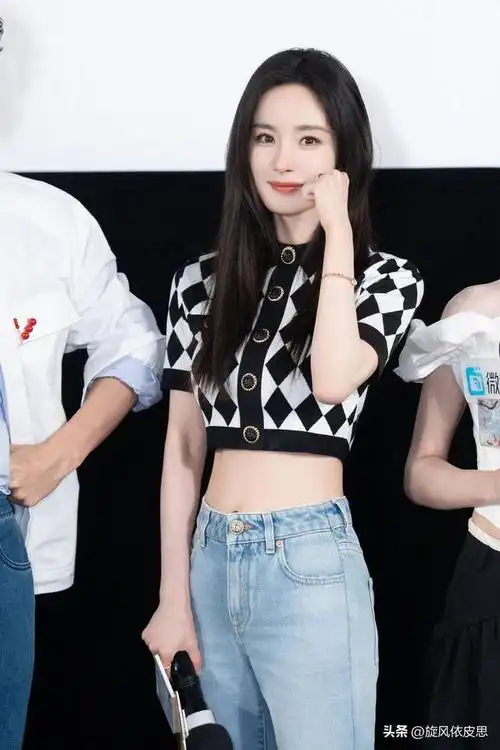 杨幂的简约之美:t恤牛仔裤的时尚魅力