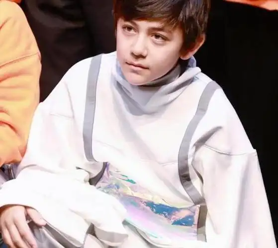 某网友在个人社交账号上分享了在剧院偶遇刘烨儿子诺一的照片,曝光了