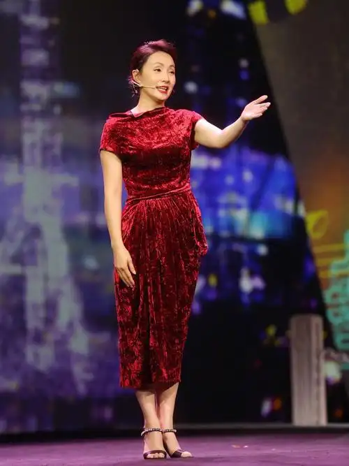 46岁小陶虹亮相活动一袭丝绒裙配盘发尽显优雅女人味儿