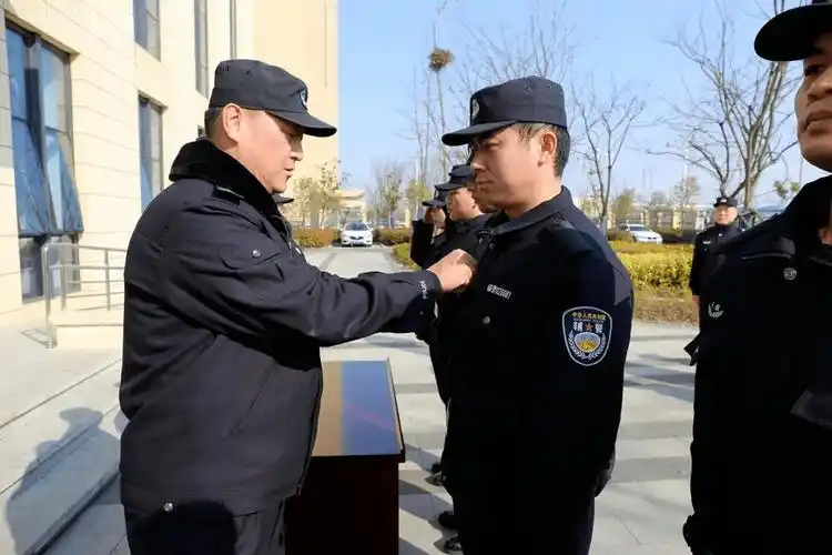 辅警换装服装胸牌胸号臂章都是新式的