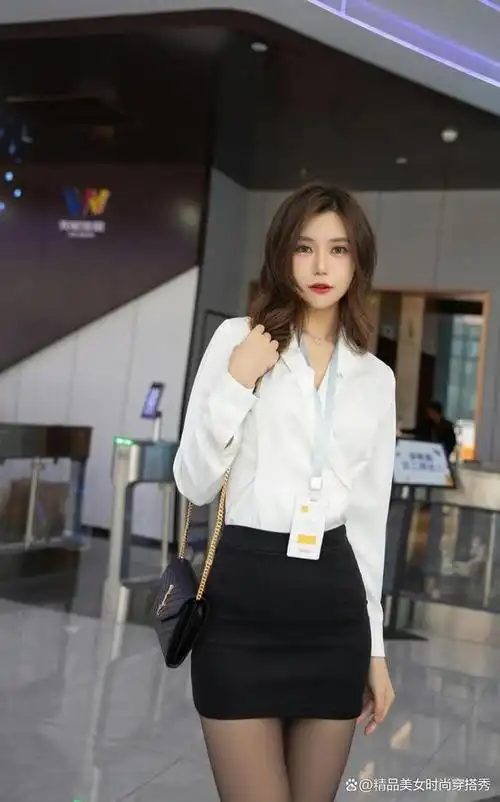 今天,小编就为大家介绍一款非常实用的穿搭——白衬衫搭配黑色短裙.