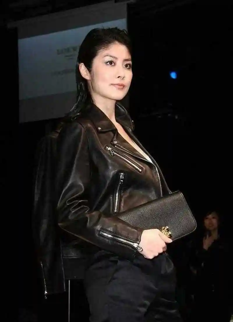 陈慧琳还这么开放,敞开穿的皮衣搭内衣,气场真高级