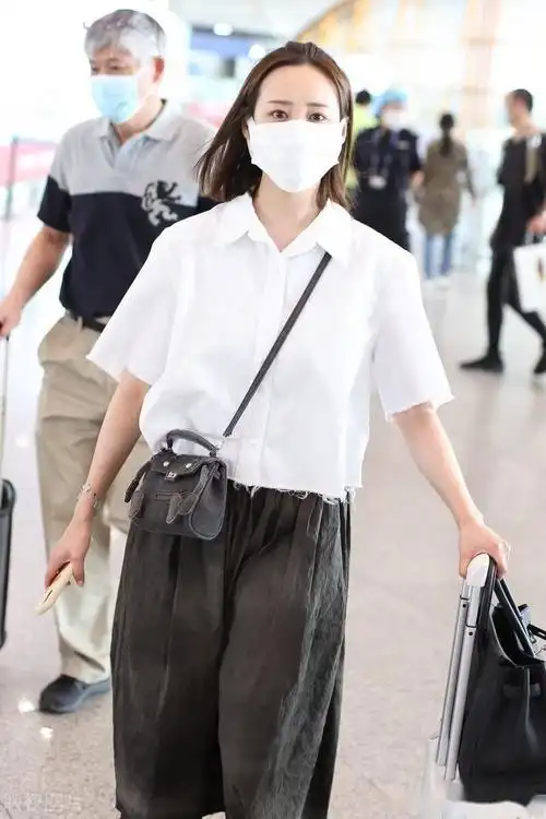 2021年6月16日,北京,李纯现身机场.