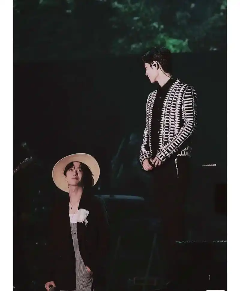 肖战 #王一博 南京见面会唯粉和cp粉的掰头00 - 抖音