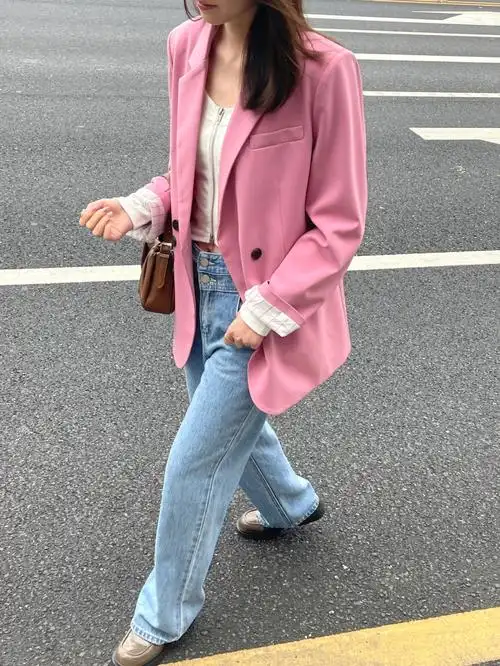 出场16615粉色西装外套搭配拉链露腰内搭与高腰直筒浅蓝牛仔裤,2