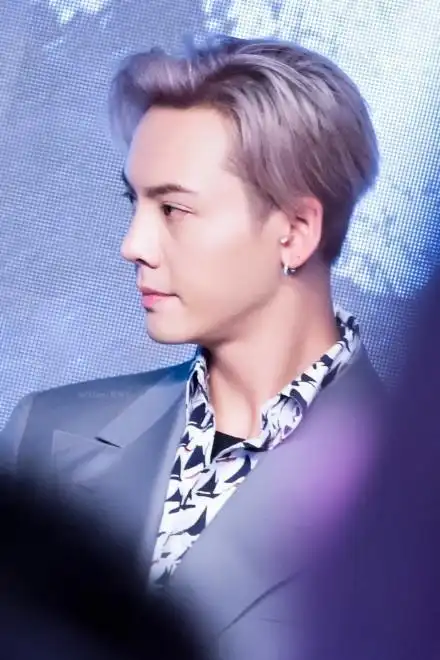 陈伟霆晒新照:一头星空蓝发型帅到没朋友,网友:爱死你了蓝精灵