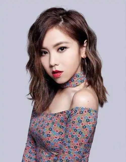 90后实力女歌手邓紫棋,原来是在失恋后写出《泡沫》,感动少女心_邓宝