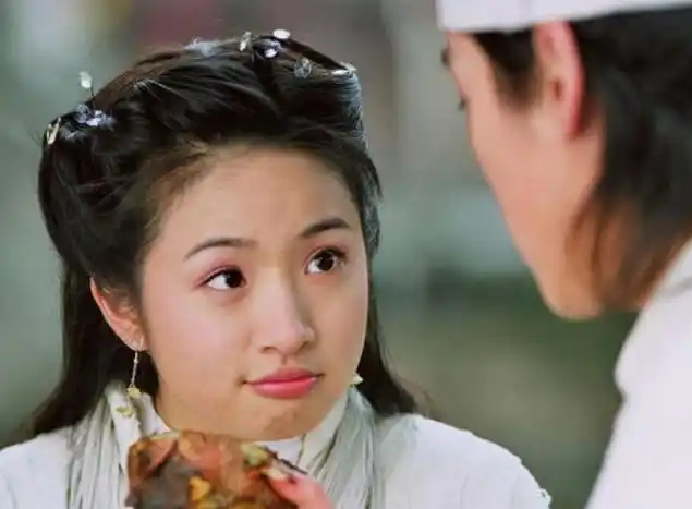 图三是林依晨,在《天外飞仙》中饰演小七,是一位仙女,非常美.