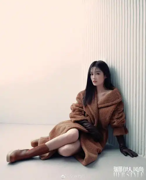李沁瑞丽十一月刊封面大片 一次知性气质的时尚之旅……__财经头条