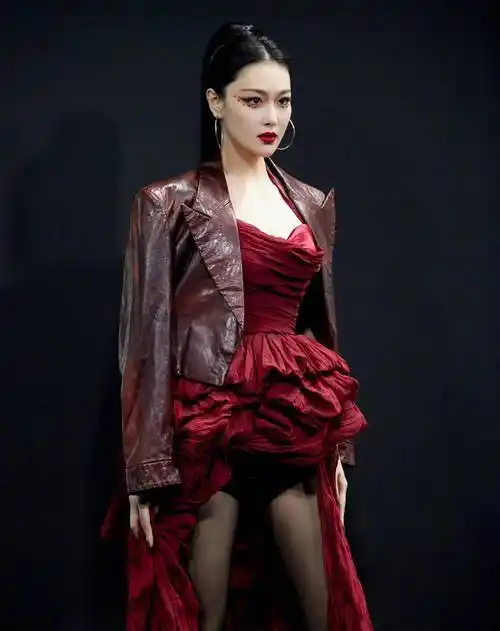张馨予走秀,身穿红色拖尾裙搭配皮夹克,帅气又帅气!_身材_女人_漂亮