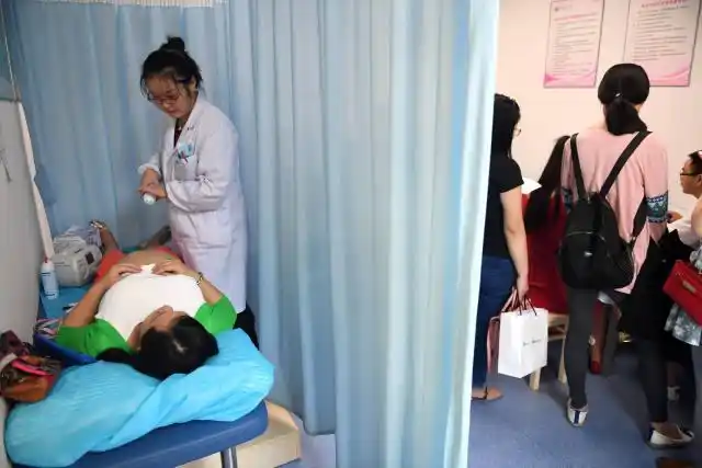 李远琴(左一)在合肥一家医院妇产科门诊室接受产检(9月12日摄).