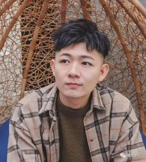 男生发际线比较高,有遗传的原因,也有后天脱发的原因.