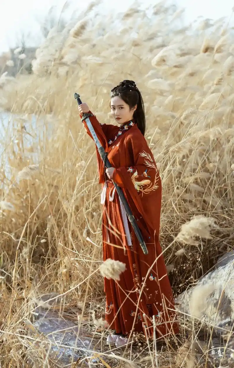 冬季芦苇丛中拍组武侠古装感觉到位了